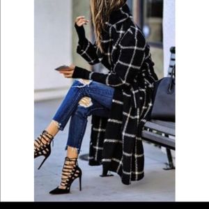 Plaid black with white coat few moda